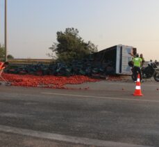 Adana'da domates yüklü kamyon devrildi