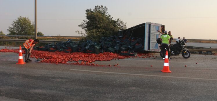 Adana'da domates yüklü kamyon devrildi