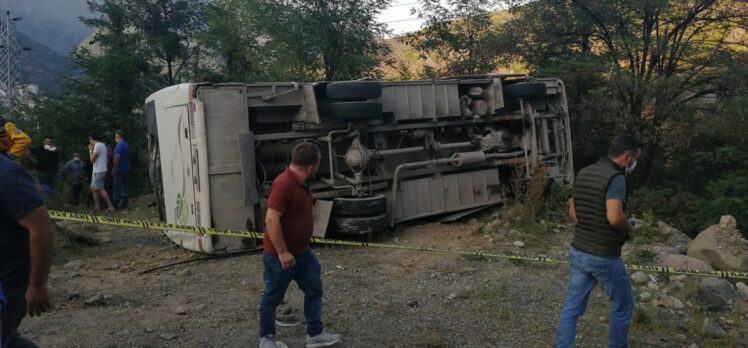 Artvin'de maden işçilerini taşıyan otobüs devrildi: 1 ölü, 15 yaralı