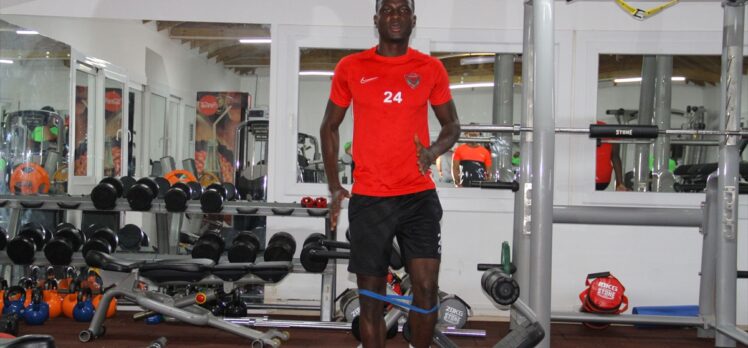 Atakaş Hatayspor'da yeni transfer Babajide David Akintola antrenmanlara başladı