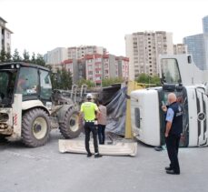 Ataşehir'de hafriyat kamyonu devrildi