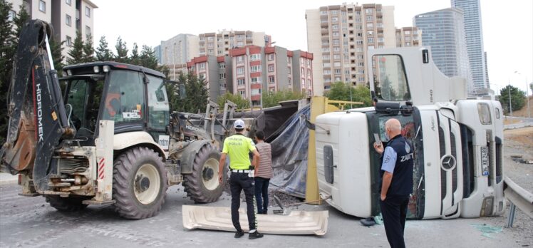 Ataşehir'de hafriyat kamyonu devrildi