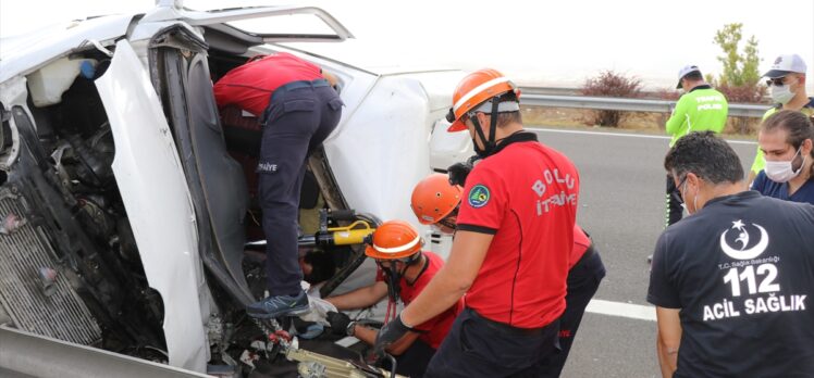 Bolu'da tıra çarpan hafif ticari araç devrildi: 2 yaralı