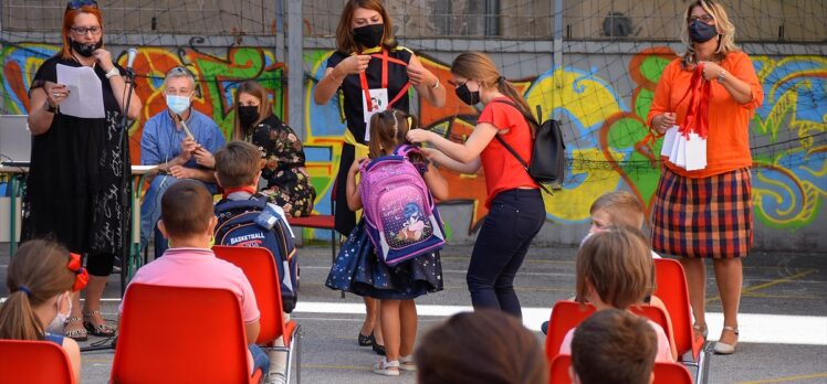 Bosna Hersek ve Sırbistan'da Kovid-19 gölgesinde ilk ders zili çaldı