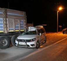 Elazığ'da hafif ticari araç park halindeki tıra çarptı: 1 yaralı