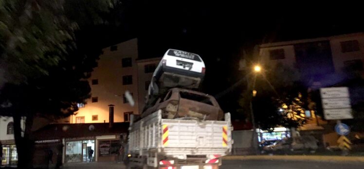 Erzurum'da 2 otomobil yüklenen kamyonetin tehlikeli yolculuğu kameraya yansıdı