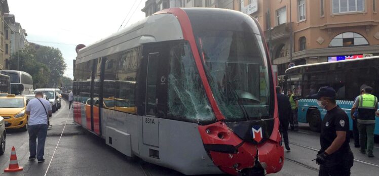 Fatih'te tramvay ile servis aracı çarpıştı