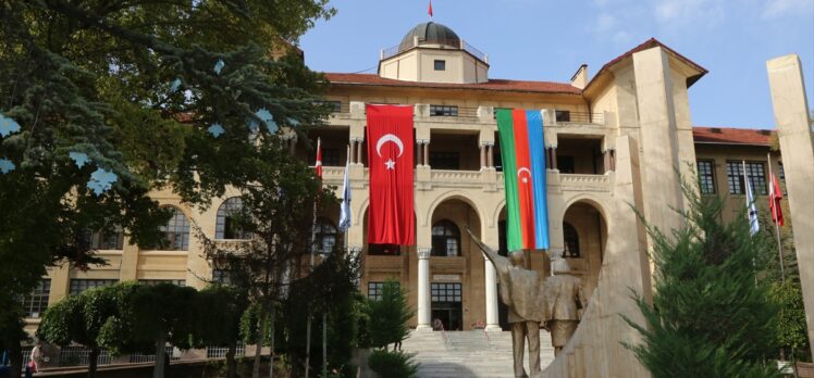 Gazi Üniversitesinin rektörlük binasına Türk ve Azerbaycan bayrakları asıldı