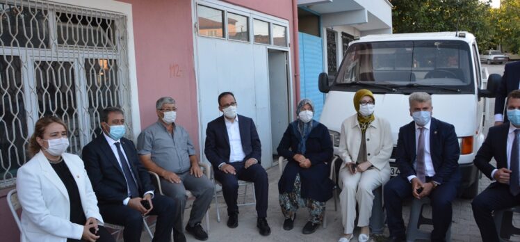 Gençlik ve Spor Bakanı Kasapoğlu, maske takmayanlara maske verdi, uyarılarda bulundu