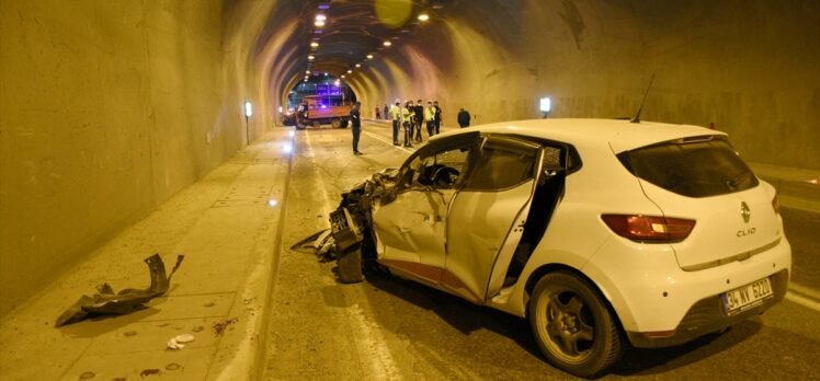 Gümüşhane'de kamyonet ile otomobil çarpıştı: 3 yaralı