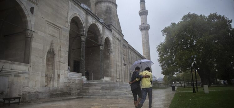 İstanbul'un bazı kesimlerinde sağanak etkili oluyor