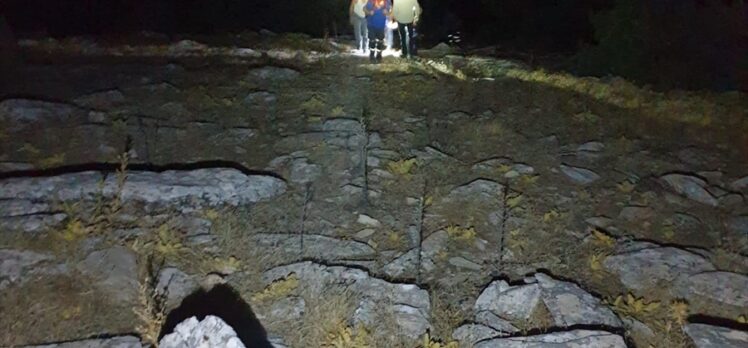 İzmir'de dağda mahsur kalan 3 kişiyi AFAD kurtardı