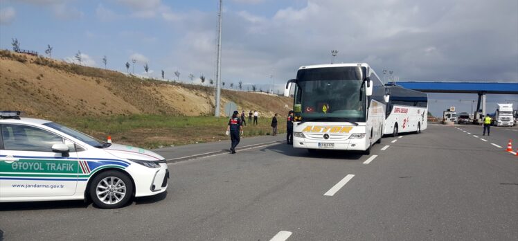 Jandarma ekipleri şehirler arası otobüslerde Kovid-19 denetimi yaptı