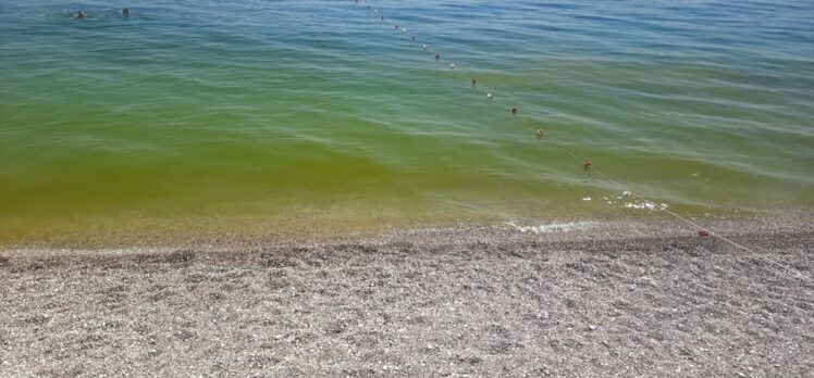 Konyaaltı Sahili'nin bir noktasında deniz suyunun rengi değişti