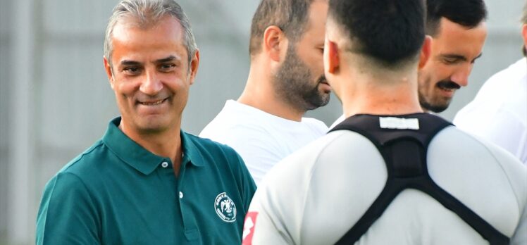 Konyaspor'un yeni teknik direktörü İsmail Kartal, takımıyla ilk antrenmanına çıktı