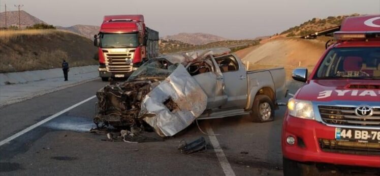 Malatya'da pikap refüje çarptı: 1 ölü