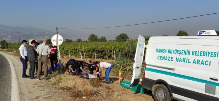 Manisa'da trafik levhasına çarpan motosikletin sürücüsü öldü