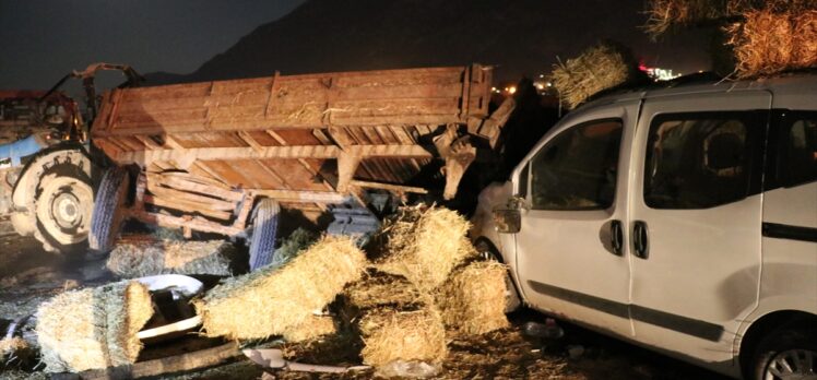 Manisa'da traktör ile hafif ticari araç çarpıştı: 2 yaralı