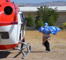 Manisa'da üzerine sıcak su dökülen bebek, ambulans helikopterle İzmir'e götürüldü