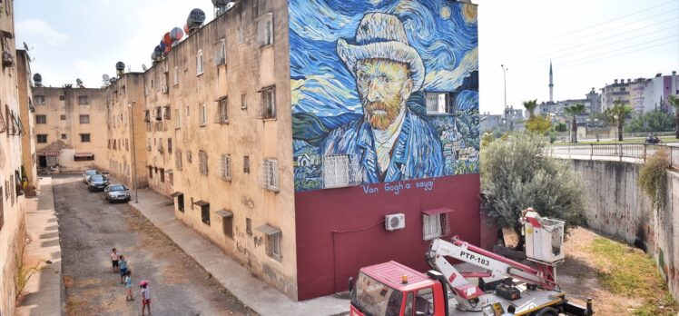 Mersin'de 36 yıllık binanın dış cephesi Van Gogh'un “Yıldızlı Gece” eseriyle kaplandı