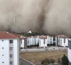 Sağanak öncesi kuvvetli rüzgar Ankara'da toz fırtınasına neden oldu