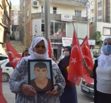 Şırnak'ta çocuğu dağa kaçırılan anne HDP binası önünde eylem yaptı