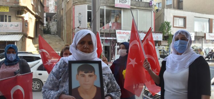 Şırnak'ta çocuğu dağa kaçırılan anne HDP binası önünde eylem yaptı