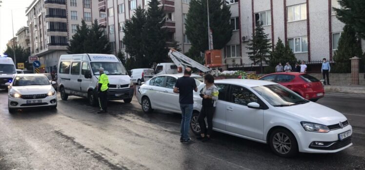 Tartıştığı sürücüyü darbetmeye çalışırken yere düşerek yaralandı