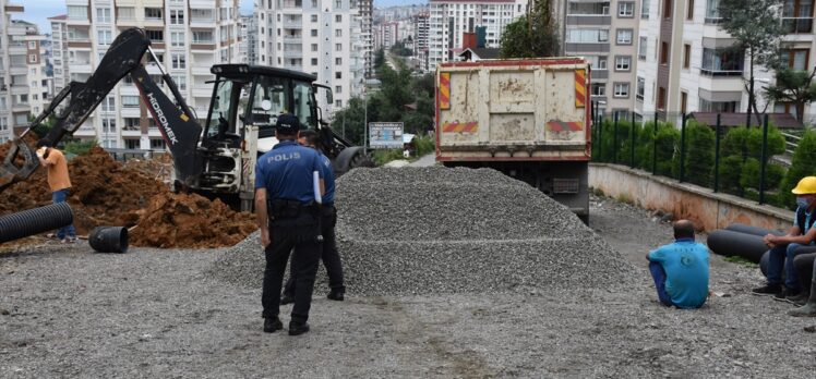 Trabzon'da kanalizasyon çalışması sırasında toprak yığını altında kalan işçi kurtarıldı