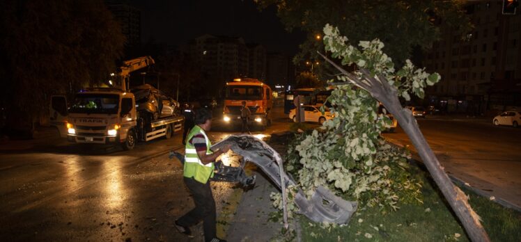 Trafik kazasında yaralanan arkadaşlarını olay yerinde bırakıp kaçtılar