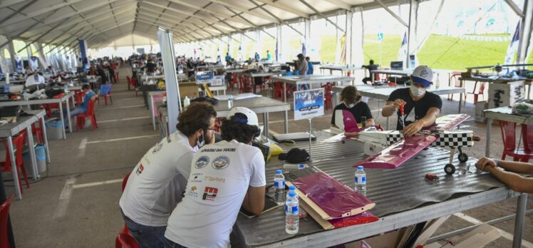 TÜBİTAK Başkanı Mandal, TEKNOFEST kapsamında düzenlenen İHA yarışlarını izledi