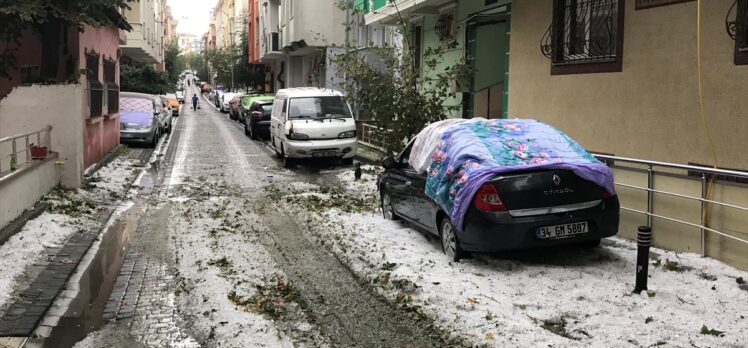 Ümraniye'de dolu binalarda ve araçlarda hasara neden oldu