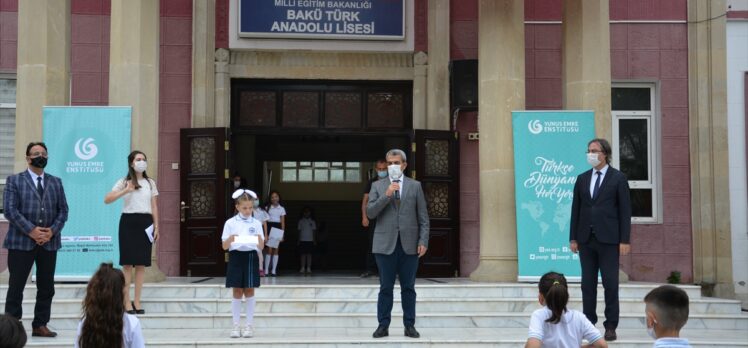 Yunus Emre Enstitüsünden Bakü Türk Anadolu Lisesine ilk gün desteği