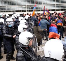 AB kurumları önünde gösteri yapan Ermenilere polis müdahale etti