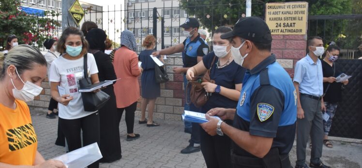 Adana'da polisten, öğrenci ve velilere Kovid-19 bilgilendirmesi