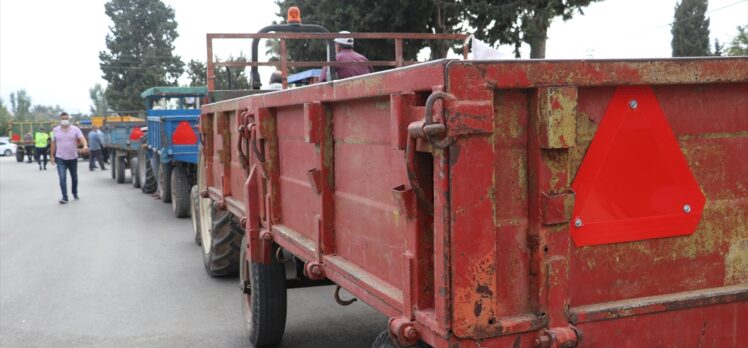 Adana'da trafik kazalarını azaltmak amacıyla traktör sürücülerine reflektör dağıtıldı