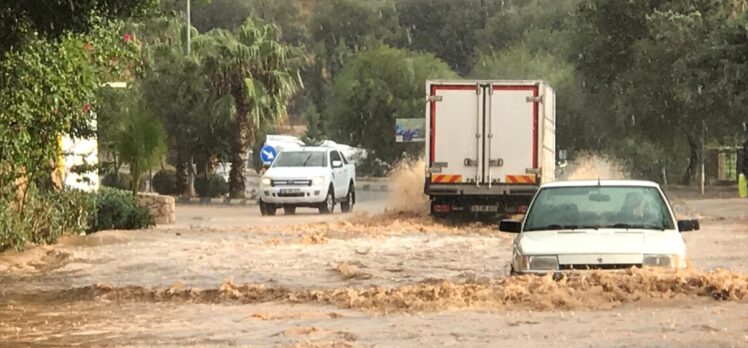 Antalya'da sağanak ve rüzgar etkili oldu