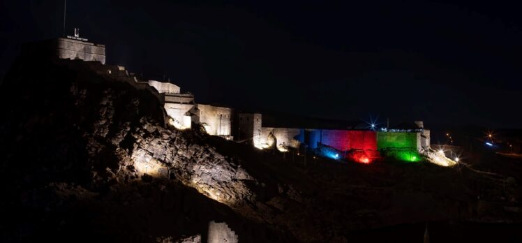 Azerbaycan bayrağı renkleri Kars Kalesi'ne ışıkla yansıtıldı