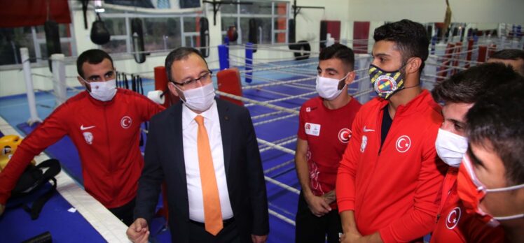 Bakan Kasapoğlu, milli boksörleri ziyaret etti