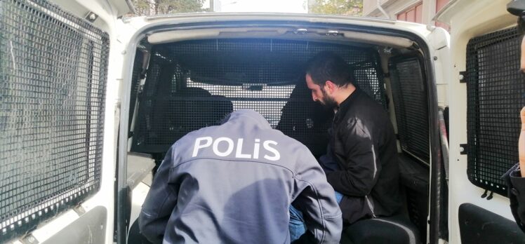 Bursa'da mahalle sakinleri hırsızı yakalayıp polise teslim etti