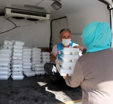 Elazığ'da konteynerde yaşayan depremzedelere yemek ikramı