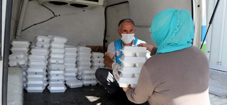 Elazığ'da konteynerde yaşayan depremzedelere yemek ikramı