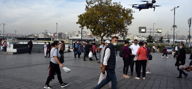 Eminönü Meydanı'nda drone destekli Kovid-19 denetimi