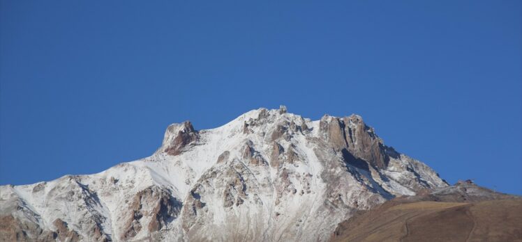 Erciyes Dağı'na kar yağdı