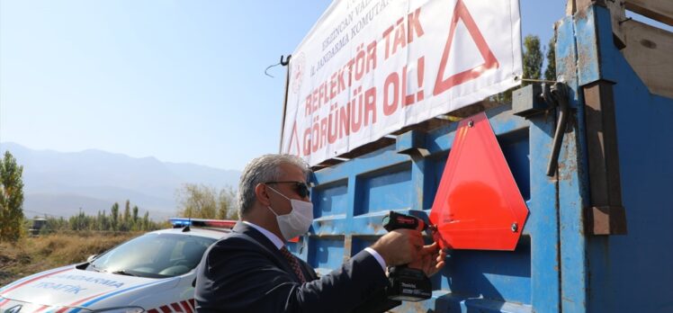 Erzincan'da kazaları önlemek amacıyla 300 traktöre reflektör dağıtıldı