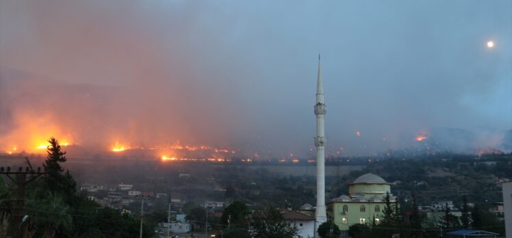 GÜNCELLEME 3 – Hatay'da çıkan orman yangınına müdahale ediliyor