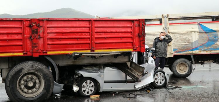 İzmir'de 9 aracın karıştığı zincirleme trafik kazasında 10 kişi yaralandı