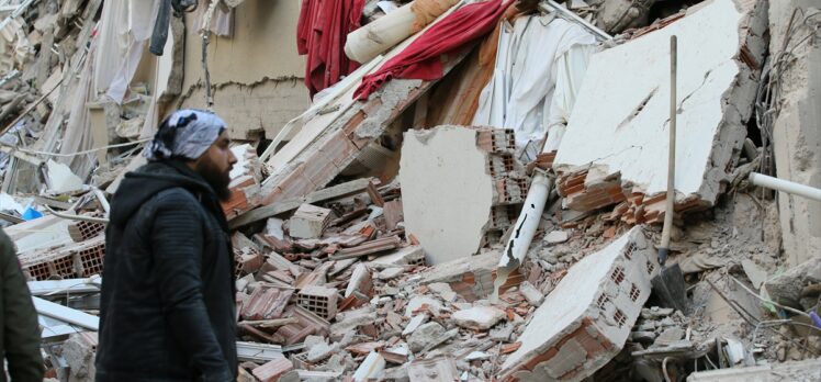 AFAD'dan İzmir'deki deprem sonrası “hasarlı yapılara girmeyin” uyarısı: