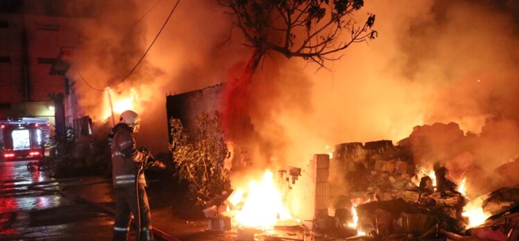 İzmir'de hurdalık alanda çıkan yangın söndürüldü