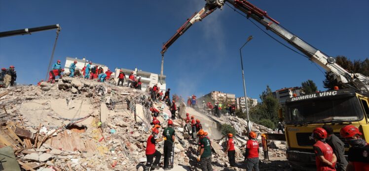 Bakanlar Kurum ve Gül, Bayraklı'daki enkaz alanında incelemede bulundu